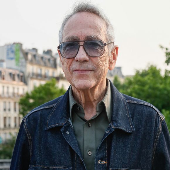 "Il va bien, autrement il ne serait pas remonté, on lui a même dit :’Si tu veux, rentre chez toi’. Mais il a tenu à rester."

Alain Chamfort (président du jury) - Prix de la brasserie Barbès à Paris, France, le 03 juin 2025. © Christophe Clovis / Bestimage