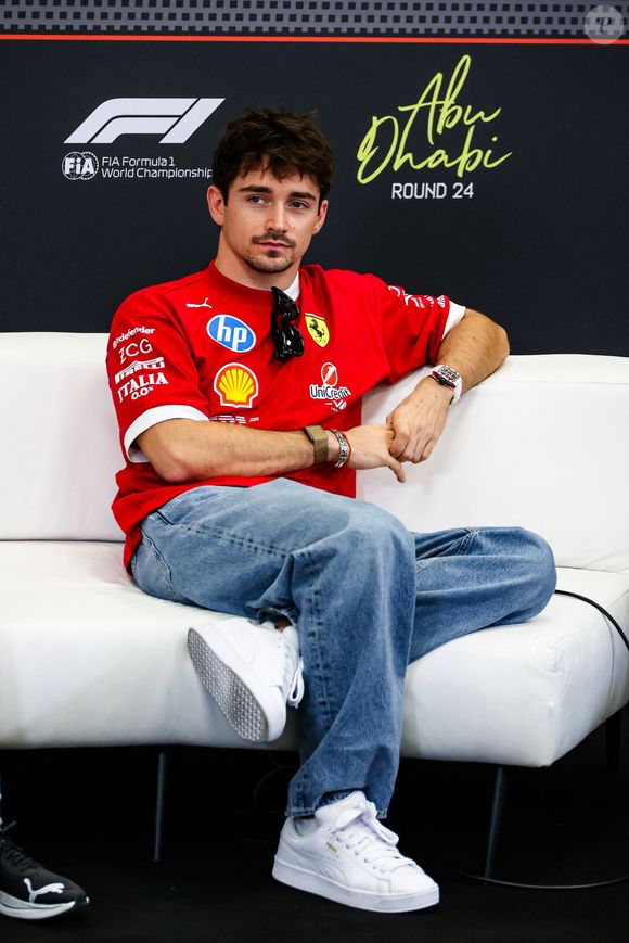 Charles Leclerc MON - Scuderia Ferrari - Ferrari SF-25 - Ferrari et le trophée du champion du monde des pilotes lors de la conférence de presse, PK, Pressekonferenz pendant la journée des médias du Grand Prix de Formule 1 Etihad Airways Abu Dhabi 2025 au circuit de Yas Marina à Abu Dhabi, Émirats Arabes Unis, avant la 24e manche sur 24, la finale de la saison et le championnat des pilotes du Championnat du monde de Formule 1 FIA 2025, WM, Weltmeisterschaft, du 4 au 7 décembre 2025. Formula 1 Etihad Airways Abu Dhabi Grand Prix 2025 © Imago/PsnewZ/Bestimage