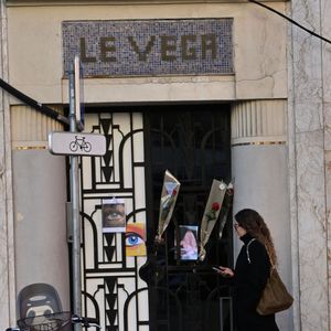 L'ex-star de la télé-réalité française a été retrouvée sans vie à son domicile à Nice ce mercredi 26 mars 2026. 

Illustration des fleurs déposées devant l'immeuble de Loana Petrucciani à Nice le 27 mars 2026.
© Bruno Bebert / Bestimage