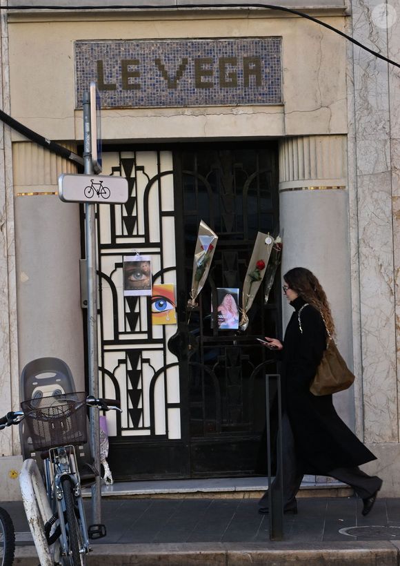 L'ex-star de la télé-réalité française a été retrouvée sans vie à son domicile à Nice ce mercredi 26 mars 2026. 

Illustration des fleurs déposées devant l'immeuble de Loana Petrucciani à Nice le 27 mars 2026.
© Bruno Bebert / Bestimage