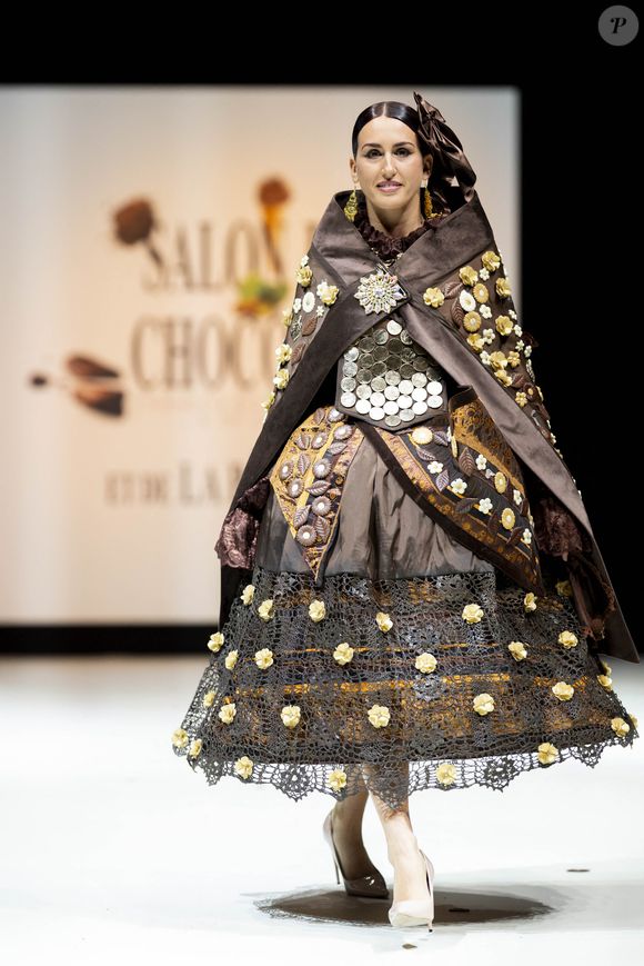 Ana Riera - Défilé d'ouverture du salon du chocolat 2024 à Paris porte de Versailles en faveur de l’association Mécénat Chirurgie Cardiaque le 29 octobre 2024. © Perusseau-Veeren/Bestimage