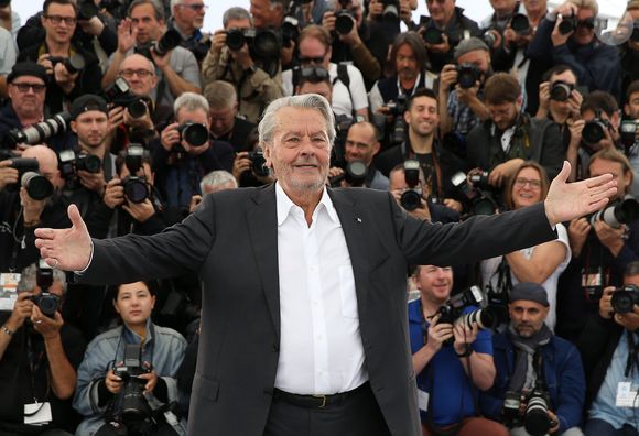 Photocall de la Palme d’or d’honneur à Alain Delon lors du 72ème Festival International du film de Cannes. Le 19 mai 2019 
© Jacovides-Moreau / Bestimage