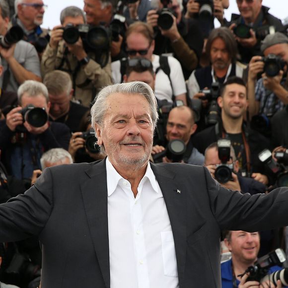 Photocall de la Palme d’or d’honneur à Alain Delon lors du 72ème Festival International du film de Cannes. Le 19 mai 2019 
© Jacovides-Moreau / Bestimage