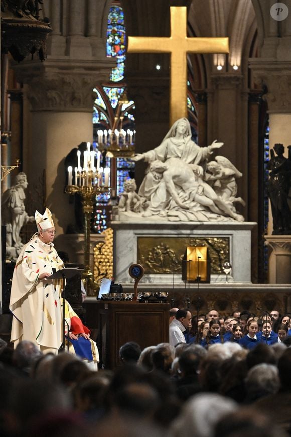 L'archevêque de Paris Laurent Ulrich pendant la première messe publique au cours de laquelle l'archevêque de Paris dirigera les prières pour consacrer le nouvel autel principal, à la cathédrale Notre-Dame de Paris, à Paris, le 8 décembre 2024. Photo by Eliot Blondet/ABACAPRESS.COM