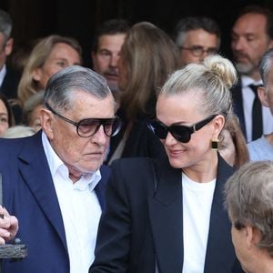 Laeticia Hallyday et Jean-Claude Camus - Sorties des obsèques de Philippe Labro en l'église de Saint-Germain-des-Prés à Paris le 13 juin 2025. © Dominique Jacovides - Christophe Clovis / Bestimage