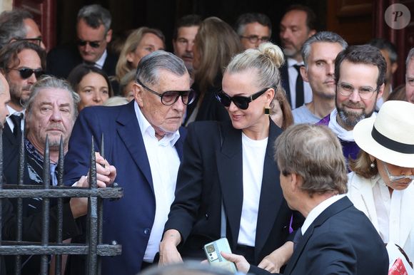 Laeticia Hallyday et Jean-Claude Camus - Sorties des obsèques de Philippe Labro en l'église de Saint-Germain-des-Prés à Paris le 13 juin 2025. © Dominique Jacovides - Christophe Clovis / Bestimage