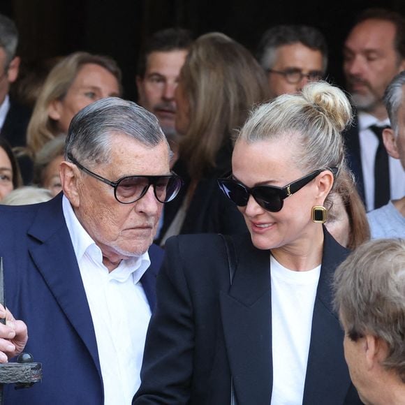 Laeticia Hallyday et Jean-Claude Camus - Sorties des obsèques de Philippe Labro en l'église de Saint-Germain-des-Prés à Paris le 13 juin 2025. © Dominique Jacovides - Christophe Clovis / Bestimage