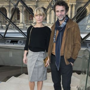 Marina Foïs et Eric Lartigau au défilé de mode "Louis Vuitton", collection prêt-à-porter Automne-Hiver 2017-2018 au musée du Louvre à Paris, le 7 Mars 2017.© Olivier Borde/Bestimage