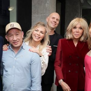 Le président Emmanuel Macron, Danhôo, Laurence Auzière (nom d'artiste Graffensttaden), son compagnon Matthieu Gasser, Brigitte Macron, Tiphaine Auzière lors du vernissage de l'exposition de Danhôo à la galerie A2Z Art Gallery à Paris le 29 avril 2025.
© Jack Tribeca / Bestimage