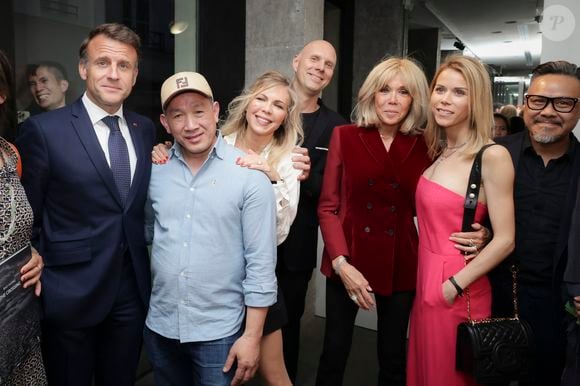 Le président Emmanuel Macron, Danhôo, Laurence Auzière (nom d'artiste Graffensttaden), son compagnon Matthieu Gasser, Brigitte Macron, Tiphaine Auzière lors du vernissage de l'exposition de Danhôo à la galerie A2Z Art Gallery à Paris le 29 avril 2025.

© Jack Tribeca / Bestimage
