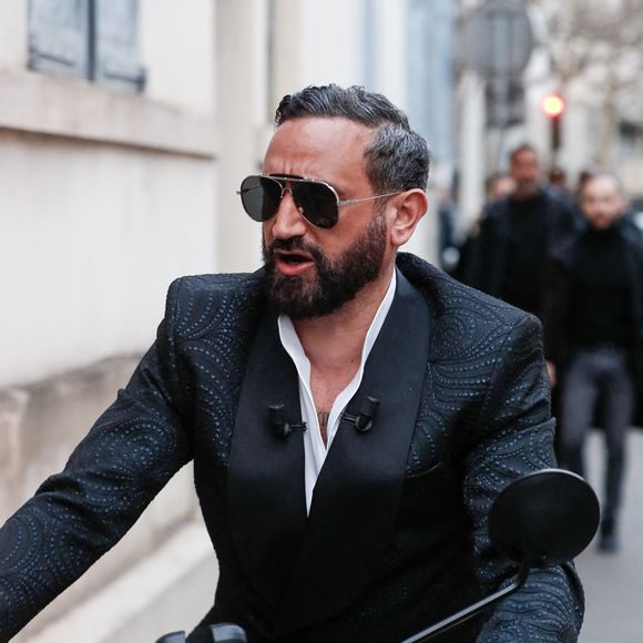 Exclusif - Cyril Hanouna arrive en moto électrique pour la dernière émission "Touche pas à mon poste" (TPMP) diffusée en direct sur C8 avant la fermeture de la chaine le 28 février, à Paris, France, le 27 février 2025. © Christophe Clovis/Bestimage