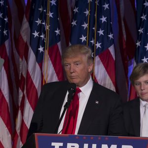 Donald Trump et son fils Barron - Le 45ème président des Etats-Unis, Donald Trump s'adresse à ses militants au New York Hilton Midtown dans les premières heures du matin à New New York le 9 novembre 2016 (PacificPressAgency / Bestimage)