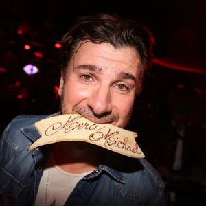 "C'était vraiment pas mal. Bravo. En revanche il y a un petit problème c'est que l'animateur t'a lancé en disant 'Et tout de suite on retrouve les news avec Michael Benayoun'"

Michael Youn lors de la fête de fin de tournage du film "Divorce Club" à Paris, France, le 20 Octobre 2018. @Jerome Domine/ABACAPRESS.COM