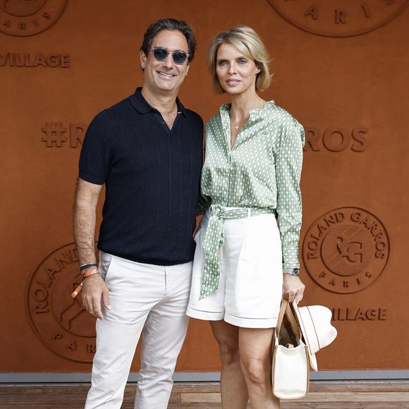 Sylvie Tellier et son mari Laurent Schenten lors des Internationaux de France de tennis de Roland-Garros 2026, à Paris, en France, le 7 juin 2026. © Jacovides-Moreau/Bestimage



Célébrités participant au photocall du village lors des Internationaux de France de tennis de Roland Garros 2026, à Paris, en France, le 7 juin 2026.