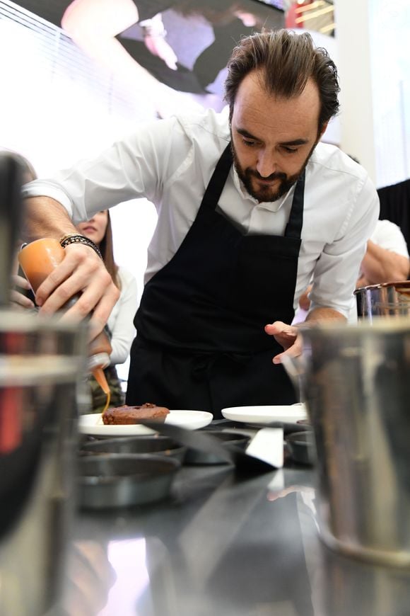 Cyril Lignac est l'invité "Star" de ShowColat le 2 novembre 2018. Cette semaine dédiée au chocolat organisée par CAP 3000, la galerie commerciale de Saint-Laurent du Var, près de Nice, a commencé le 27 octobre pour se terminer le 4 novembre. Après un cours de pâtisserie en public où, aidé par des marmitons de tout âges tirés au sort dans le public, il a préparé un fondant au chocolat, Cyril Lignac a signé son dernier livre "La pâtisserie" et rencontré ses fans venus en très grand nombre. La file d'attente s'étalait jusqu'à l'extérieur du Centre commercial. © Bruno Bebert/Bestimage