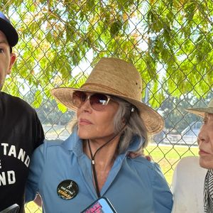 Cette parenthèse dans les Yvelines a fortement influencé les futurs engagements de la star américaine. 

Jane Fonda et Lily Tomlin lors d'une manifestation. Photo par Backgrid USA / Bestimage