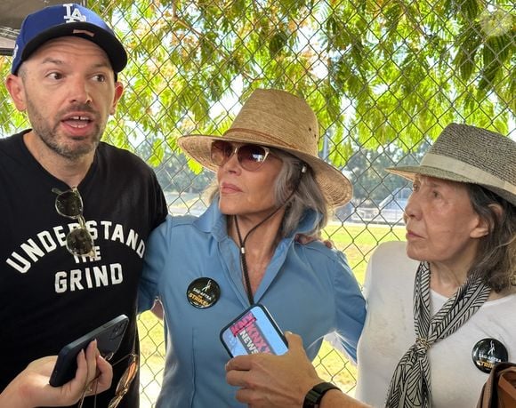 Cette parenthèse dans les Yvelines a fortement influencé les futurs engagements de la star américaine. 

Jane Fonda et Lily Tomlin lors d'une manifestation. Photo par Backgrid USA / Bestimage