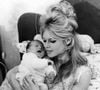 Nicolas est l'unique fils de Brigitte Bardot

Brigitte Bardot et son fils Nicolas, unique enfant qu'elle a eu, né de son mariage avec Jacques Charrier Keystone USA Collection / Bestimage