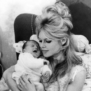 Nicolas est l'unique fils de Brigitte Bardot

Brigitte Bardot et son fils Nicolas, unique enfant qu'elle a eu, né de son mariage avec Jacques Charrier Keystone USA Collection / Bestimage