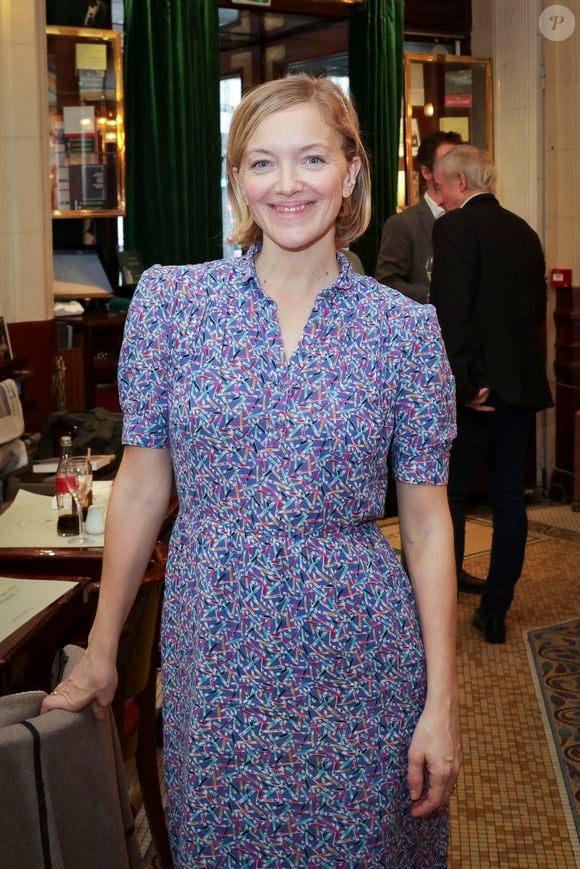Maya Lauque  - Remise du Prix Vins et Livres aux Deux Magots à Paris, France, le 11 mars 2024.
28ème édition des Journées Nationales des Journées du Livre et du Vin :
7 lauréats 2024 dévoilés

Alors que la Ville de Saumur s’apprête à accueillir la 28ème édition des Journées du Livre et du Vin, se réunissait aujourd’hui l’ensemble des jurés des différents prix littéraires au Café des Deux Magots, l’emblématique Café littéraire de Saint-Germain-des-Prés. Autrefois fréquenté par des écrivains et des poètes de renom, Les Deux Magots perpétue ainsi son héritage culturel et littéraire, offrant un cadre idéal pour célébrer l’Ivresse Littéraire.
 
C’est ainsi que 7 lauréats ont été annoncés par les représentants de chaque prix : « Le carnaval sauvage », de Pierre de Cabissole a remporté le Prix Jean-Claude Brialy (Ville de Saumur) pour un premier roman salué presqu’à l’unanimité par tous les jurés dont Yann Queffélec, Brigitte Fossey, Bernard Werber et Chloé Lambert.
Pierre Bonte, co-président du Prix, en précisant que tous les livres sélectionnés étaient de grande qualité, a quant à lui révélé la lauréate du Prix Hervé Bazin (Département de Maine-et-Loire) en la personne de Jennifer Lesieur pour « Rose Valland, l’espionne à l’œuvre » en soulignant que ce récit restitue formidablement un personnage très important de l’histoire pour avoir sauvé et récupéré plus de 60000 œuvres d’art spoliés par les nazis pendant l’occupation.

Le monde de la gastronomie et du vin a été aussi distingué par le Prix Jean Carmet, qui récompense un ouvrage consacré aux plaisirs gourmands et/ou au vin. Pour ce cru 2024, il a été décerné à Pierre-Yves Quiviger pour son livre « Une philosophie du vin » (Albin Michel), un véritable coup de cœur des jurés, dont Bruno Quenioux, porte-parole, a indiqué que le livre « remet le vin au centre de notre civilisation ».
Le prix Claude Chabrol 2024, qui récompense un roman noir adaptable au cinéma, a quant à lui été attribué à Hervé Paolini pour « La mort porte conseil » par Dominique Besnehard, président du prix, qui a souligné que grâce à ce prix, de nouveaux films de veine chabrolienne naissent. En effet, « Je suis la maman du bourreau » de David Lelait-Helo primé en 2022 vient d’être adapté et réalisé. Il sera diffusé prochainement à la télévision.
Nelson Monfort, président du Prix Antoine Blondin, a annoncé le lauréat : Il s’agit d’Etienne Bonamy pour « Les forcés de la route », « un récit très bien écrit qui restitue une période historique du tour de France en 1942 sous l’occupation ».
Par ailleurs, Jean-Maurice Belayche, organisateur de l’évènement, a annoncé, aux côtés de Philippe Méaille, fondateur du Château de Montsoreau - Musée d’Art Contemporain, que le Prix François Morellet 2024, présidée par Danièle Morellet, a été attribué à Laurent Le Bon, président actuel du Centre Georges Pompidou, pour son engagement exceptionnel dans l’art contemporain.
Le « Prix René Monory » (créé en 2023 par Michèle Monory à l’occasion du centenaire de la naissance de son père René Monory) a été rebaptisé, avec l’accord de ses enfants, « Prix René et Michèle Monory » (Michèle faisait partie des victimes du crash aérien aux côtés du journaliste Gérard Leclerc en août 2023). Ce prix, qui honore un livre sur la transmission, a été annoncé par son nouveau président, Jamy Gourmaud (premier lauréat en 2023), et décerné à Etienne Klein pour « Courts-circuits ».
Enfin, pour la première fois cette année, un vigneron et de fait son vin, sera couronné à Saumur : sous la présidence de Françoise Foucault et Bruno Quenioux, le premier prix « Charlie Foucault » (célèbre vigneron à la tête du Domaine du Clos Rougeard décédé en 2015) récompensera un vigneron silencieux, humaniste et bienveillant, pour sa liberté totale devant toute idéologie, pour son enracinement dans son terroir et dont l’unique souci est l’excellence et la gourmandise de son vin.

La remise officielle de tous ces prix, en présence des lauréats, se tiendra le dimanche 14 avril 2024 à Saumur à l’occasion de la 28ème édition des Journées du Livre et du Vin, dont Les Deux Magots est partenaire. Elle est placée cette année sous le signe de la Conquête pour laquelle Yann Queffélec, président des Journées, se dit conquis ! © Jack Tribeca / Bestimage
