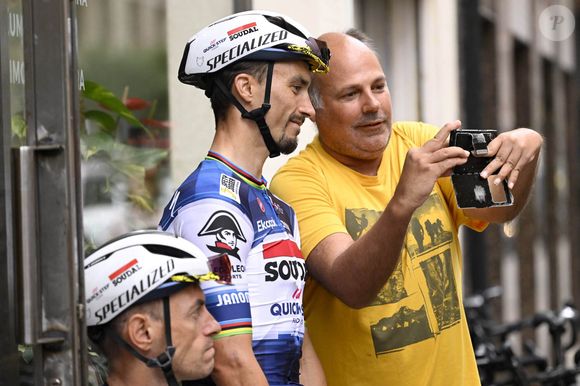 BILBAO, ESPAGNE - 29 JUIN : Alaphilippe Julian (FRA) du Soudal - Quick Step avec un supporter avant la 110ème édition du Tour de France 2023 à Bilbao le 29 juin 2023 à Bilbao, Espagne, 29/06/2023 ( Motordriver Kenny Verfaillie - © Photonews/Panoramic/Bestimage
