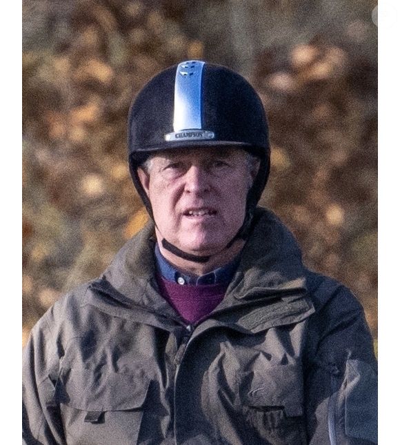 Le prince Andrew, duc d’York, lors d'une sortie équestre à Windsor, le 2 décembre 2024. Backgrid UK/ Bestimage
