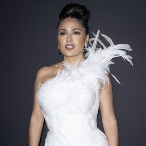 Salma Hayek lors de la soirée "Kering Women in Motion Awards" à la Place de la Castre lors du 79ème Festival International du Film de Cannes, le 17 mai 2026.

© Olivier Borde / Bestimage