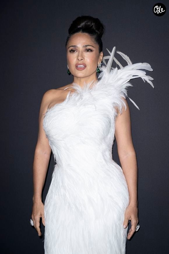 Salma Hayek lors de la soirée "Kering Women in Motion Awards" à la Place de la Castre lors du 79ème Festival International du Film de Cannes, le 17 mai 2026.

© Olivier Borde / Bestimage