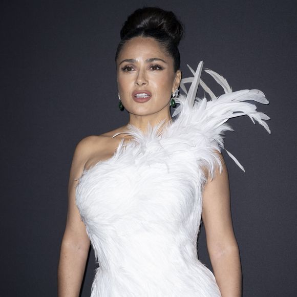 Salma Hayek lors de la soirée "Kering Women in Motion Awards" à la Place de la Castre lors du 79ème Festival International du Film de Cannes, le 17 mai 2026.

© Olivier Borde / Bestimage