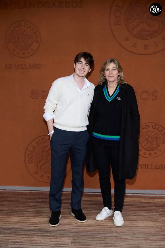 Sa mère Amanda Sthers n'a pas manqué l'occasion de célébrer son grand garçon.

Amanda Sthers et son fils Oscar Bruel au village (night session) lors des Internationaux de France de tennis de Roland Garros 2024, à Paris, France, le 31 mai 2024. © Jacovides-Moreau/Bestimage