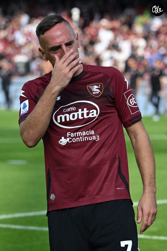Franck Ribery, en larmes, fait ses adieux au public lors de son dernier match à Salerne, le 22 octobre 2022. Image Sport /Panoramic / Bestimage