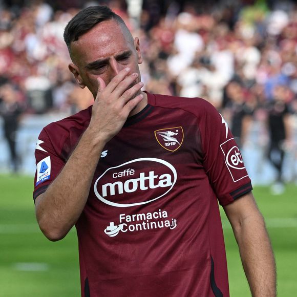 Franck Ribery, en larmes, fait ses adieux au public lors de son dernier match à Salerne, le 22 octobre 2022. Image Sport /Panoramic / Bestimage