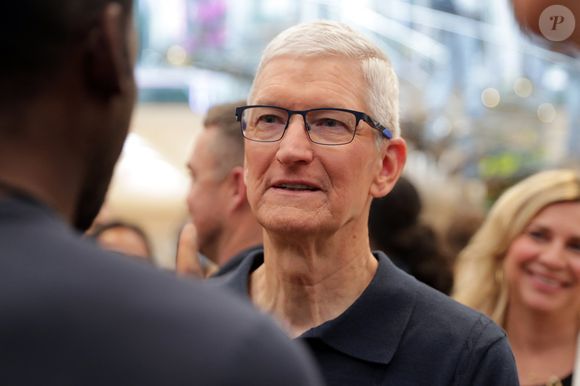Et il est de plus en plus courant du côté de la Silicon Valley de ne plus prêter attention au cursus scolaire des candidats qu'ils recrutent. 


Tim Cook à New York en septembre 2024 © Luiz Rampelotto/ZUMA Press Wire/Bestimage