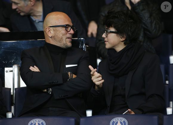 Pascal Obispo et son fils Sean lors du match Psg-Saint-Etienne Ligue 1 au Parc des Princes à Paris, le 25 octobre 2015. Agence/Bestimage