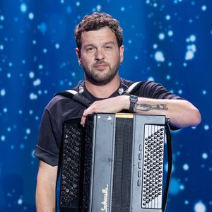 "L'année dernière, je me suis enfui du grand Paris. Je me suis enfui des télés, je me suis enfui de tout"

Exclusif - Claudio Capeo pour les surprises lors de l'enregistrement de l'émission "La Boîte à secrets", présentée par Faustine Bollaert et diffusée le 17 octobre sur France 3, dans les studios du Lendit à Saint-Denis, France, le 23 septembre 2025. © Cyril Moreau/Bestimage