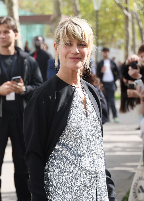 Marina Foïs aux arrivées du défilé Rabanne Collection Femme Prêt-à-Porter Printemps/Eté 2026 lors de la Fashion Week de Paris (PFW), à l'UNESCO, à Paris, France, le 2 octobre 2025. © Denis Guignebourg/Bestimage