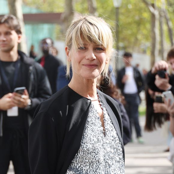 Marina Foïs aux arrivées du défilé Rabanne Collection Femme Prêt-à-Porter Printemps/Eté 2026 lors de la Fashion Week de Paris (PFW), à l'UNESCO, à Paris, France, le 2 octobre 2025. © Denis Guignebourg/Bestimage