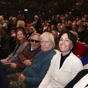 Ils se trouvaient à côté de Gilbert Montagné

Gilbert Montagné, Renaud et sa femme Cerise dans le public du concert de Hugues Aufray au Le Dôme de Paris - Palais des Sports le 9 novembre 2025.

© Jack Tribeca / Bestimage