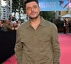 Au cœur de son sketch, on retrouve le décalage culturel évident entre la France et les États-Unis.

Kev Adams durant la soirée de clôture du festival Cinéroman au Pathé gare du Sud, à Nice le 4 octobre 2025.
© Bebert-Jacovides/Bestimage