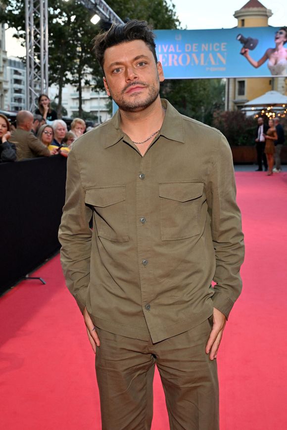 Au cœur de son sketch, on retrouve le décalage culturel évident entre la France et les États-Unis.

Kev Adams durant la soirée de clôture du festival Cinéroman au Pathé gare du Sud, à Nice le 4 octobre 2025.
© Bebert-Jacovides/Bestimage