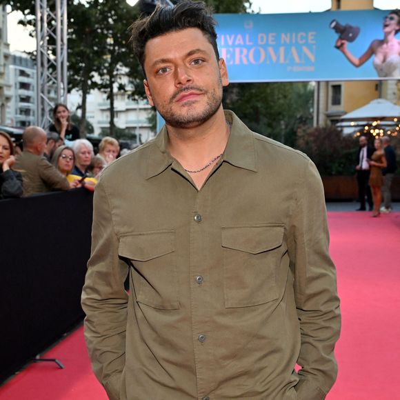 Au cœur de son sketch, on retrouve le décalage culturel évident entre la France et les États-Unis.

Kev Adams durant la soirée de clôture du festival Cinéroman au Pathé gare du Sud, à Nice le 4 octobre 2025.
© Bebert-Jacovides/Bestimage