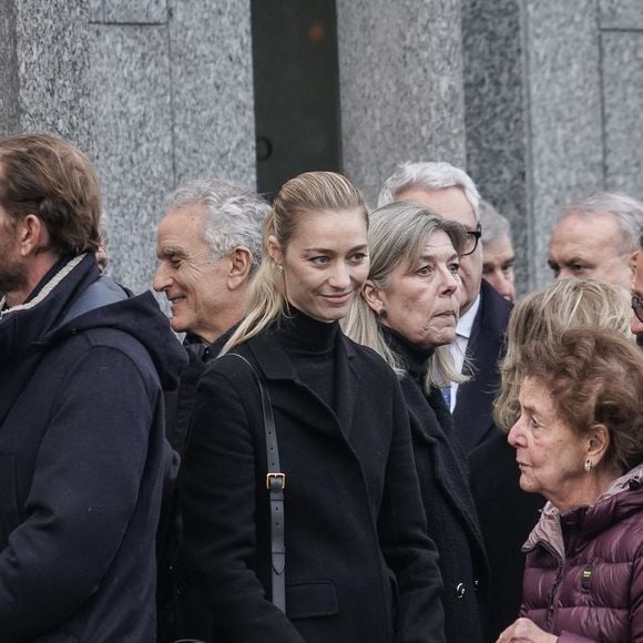 Caroline de Monaco, ses trois enfants et sa belle-fille Beatrice Borromeo étaient réunis lundi 9 décembre, à Fino Mornasco, pour rendre un dernier hommage à Fernanda Biffi Casiraghi. 

Andrea Casiraghi, Beatrice Borromeo et la princesse Caroline de Hanovre - Obsèques de Fernanda Biffi Casiraghi (99 ans), mère de Stefano Casiraghi, à Fino Mornasco, Italie © Emanuele Roberto De Carli/IPA via ZUMA Press/Bestimage