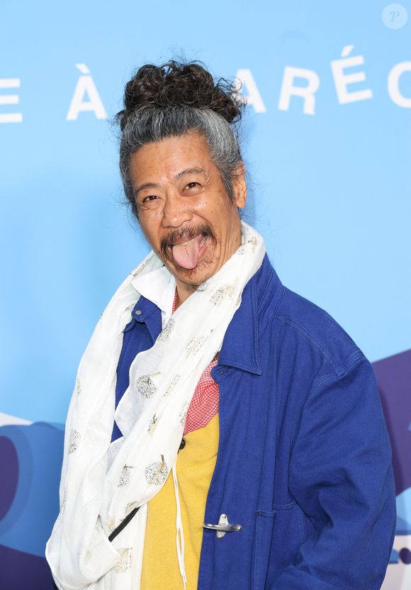 Originaire de Bordeaux et ancien informaticien, il avait tout quitté pour monter sur scène, malgré des débuts difficiles. 

Bun Hay Mean - Avant-première du film "Terminal" au Cinéma Max Linder à Paris le 8 Avril 2024. © Coadic Guirec/Bestimage