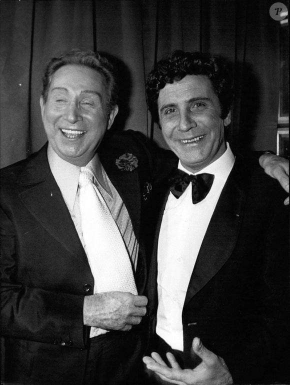 11 avril 1975 - Un gala a été organisé à l'Olympia hier soir pour Charles Trenet qui se consacrera désormais à l'enregistrement et à la composition de musique plutôt qu'au chant. Charles Trenet en compagnie d'un autre vétéran célèbre, Gilbert Becaud, à l'Olympia à Paris. Photo par Keystone Press Agency/Keystone USA via ZUMAPRESS.com /ABACAPRESS.COM