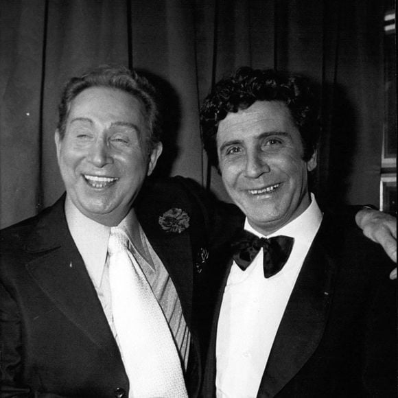 11 avril 1975 - Un gala a été organisé à l'Olympia hier soir pour Charles Trenet qui se consacrera désormais à l'enregistrement et à la composition de musique plutôt qu'au chant. Charles Trenet en compagnie d'un autre vétéran célèbre, Gilbert Becaud, à l'Olympia à Paris. Photo par Keystone Press Agency/Keystone USA via ZUMAPRESS.com /ABACAPRESS.COM