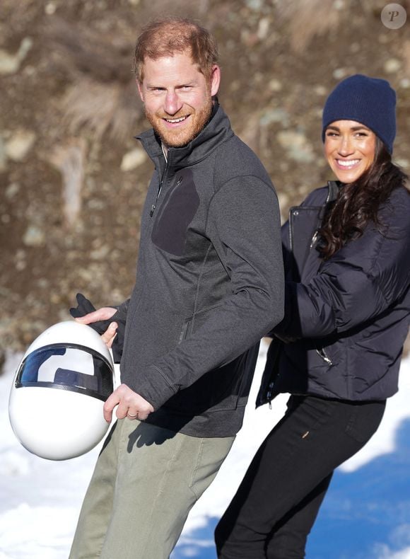 Le prince Harry fait du skeleton sous les yeux de Meghan Markle lors d'une visite au camp d'entrainement des athlètes des Invictus Games 2024 à Whistler en Colombie Britannique le 15 février 2024.