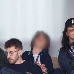 Nolwenn Leroy et son compagnon Arnaud Clément et leur fils Marin en tribunes lors de la finale messieurs des Internationaux de France de Tennis de Roland Garros 2025 (jour 15), à Paris, France, le 8 juin 2025. © Cyril Moreau/Bestimage