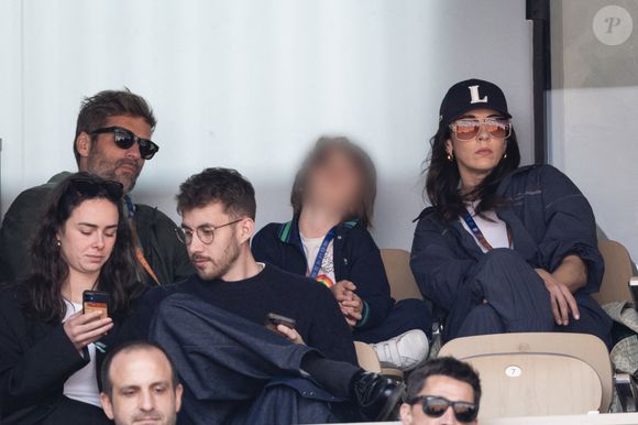 Nolwenn Leroy et son compagnon Arnaud Clément et leur fils Marin en tribunes lors de la finale messieurs des Internationaux de France de Tennis de Roland Garros 2025 (jour 15), à Paris, France, le 8 juin 2025. © Cyril Moreau/Bestimage