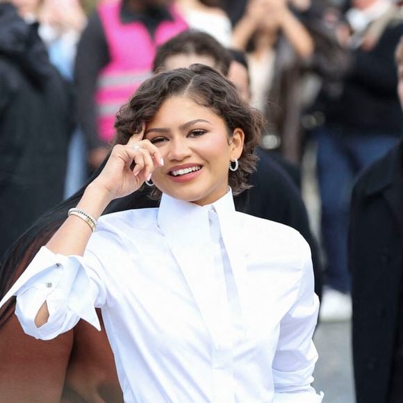 Zendaya a soigneusement laissé sa main gauche dans sa poche

Zendaya au défilé Louis Vuitton Collection Femme Prêt-à-Porter Automne/Hiver 2026-2027 lors de la Fashion Week de Paris, le 10 mars 2026.