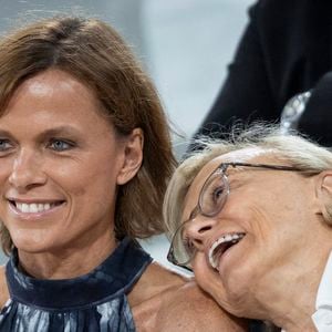 Muriel Robin et sa femme Anne Le Nen dans les tribunes lors des Internationaux de France de Tennis de Roland Garros 2025, à Paris, France, le 4 juin 2025. © Jacovides-Moreau/Bestimage